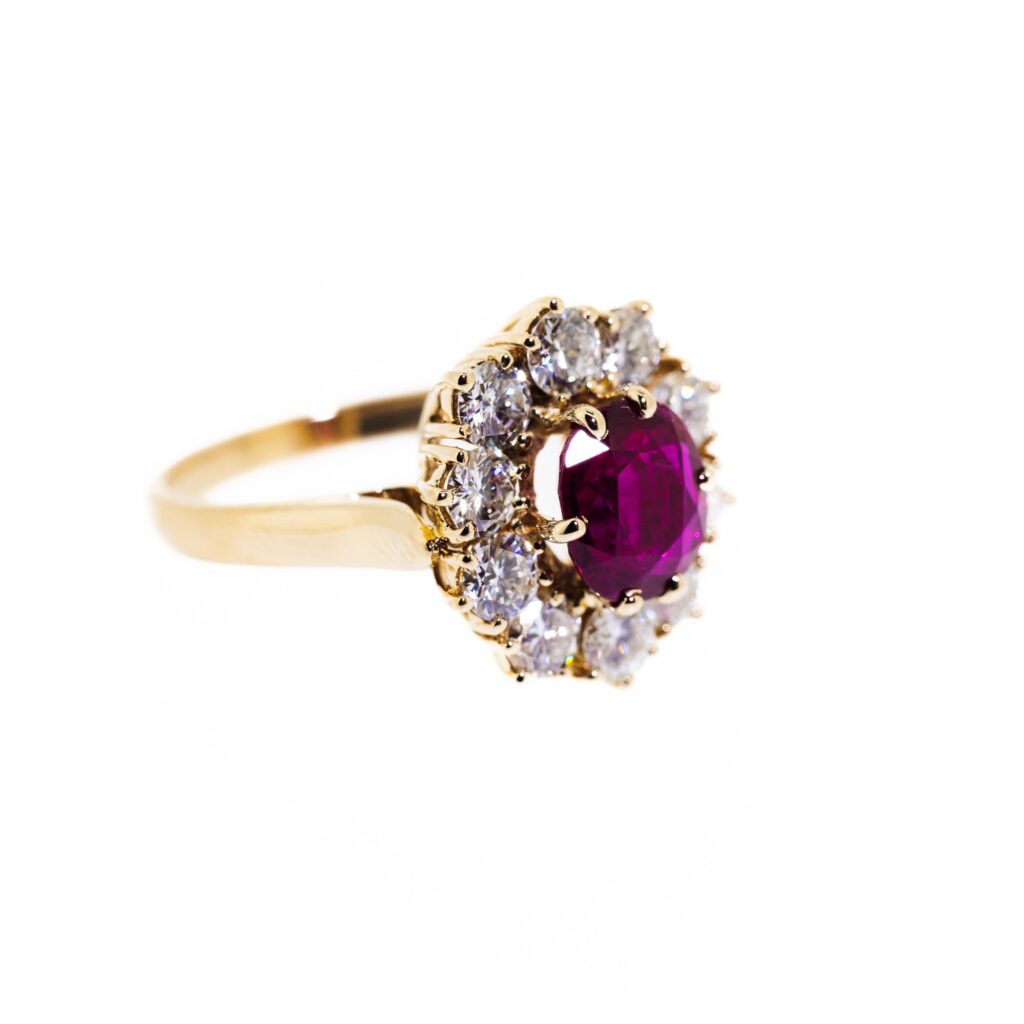 Bague Lady D, rubis entouré de diamants sur or jaune